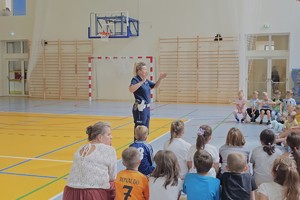 zdjęcie przedstawia policjantkę w trakcie prelekcji dla dzieci.