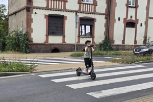 zdjęcie przedstawia policjantkę w trakcie prelekcji dla dzieci.