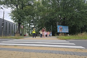 zdjęcie przedstawia policjantkę w trakcie prelekcji dla dzieci.