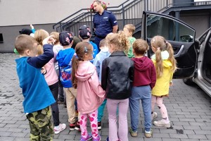 zdjęcie przedstawia policjantów w trakcie prelekcji z dziećmi