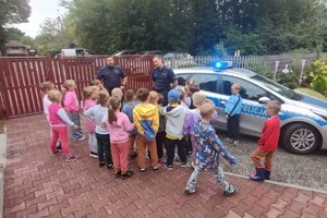 zdjęcie przedstawia policjantów w trakcie prelekcji z dziećmi