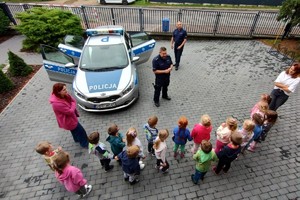 zdjęcie przedstawia policjantów w trakcie prelekcji z dziećmi