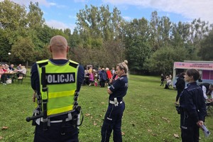 zdjęcie przedstawia policjantów w trakcie prelekcji dla seniorów