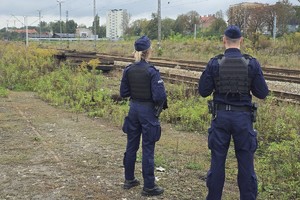 zdjęcie przedstawia policjantów obserwujących rejon torowiska