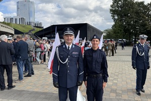 zdjęcie przedstawia nowych policjantów wraz z komendantem