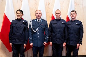 zdjęcie przedstawia nowych policjantów wraz z komendantem