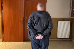 zdjęcie przedstawia zatrzymanego mężczyznę.