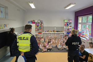 zdjęcie przedstawia policjantów w trakcie prelekcji dla dzieci