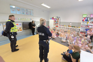 zdjęcie przedstawia policjantów w trakcie prelekcji dla dzieci