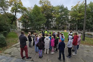 zdjęcie przedstawia policjantów z dziećmi