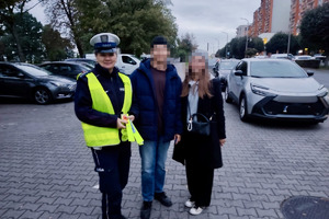 zdjęcie przedstawia policjantkę wręczającą odblaski