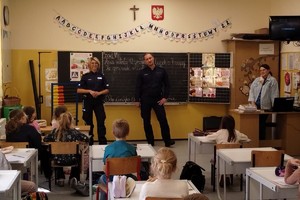 na zdjęciu dzielnicowi w trakcie prelekcji dla dzieci