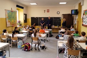 na zdjęciu dzielnicowi w trakcie prelekcji dla dzieci