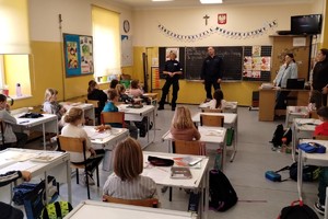 na zdjęciu dzielnicowi w trakcie prelekcji dla dzieci