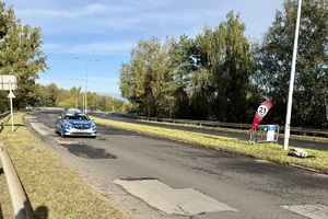 zdjęcie przedstawia policjanta zabezpieczającego trasę maratonu