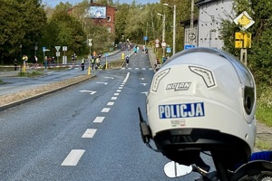 zdjęcie przedstawia policjanta zabezpieczającego trasę maratonu