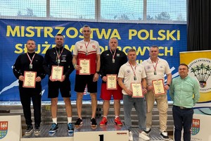 zdjęcie przedstawia zawodników na podium
