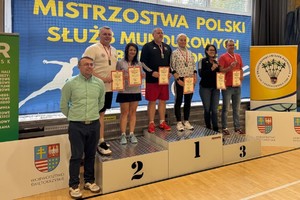 zdjęcie przedstawia zawodników na podium