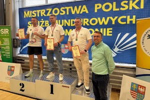 zdjęcie przedstawia zawodników na podium