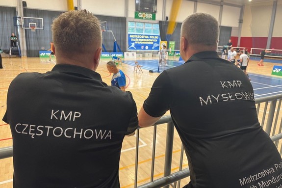 zdjęcie przedstawia zawodników obserwujących rozgrywki