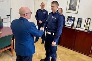 zdjęcie przedstawia policjantów wraz z prezydentem w gabinecie