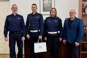 zdjęcie przedstawia policjantów wraz z prezydentem w gabinecie