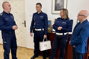 zdjęcie przedstawia policjantów wraz z prezydentem w gabinecie