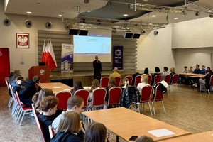 zdjęcie przedstawia uczestników debaty