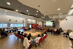 zdjęcie przedstawia uczestników debaty