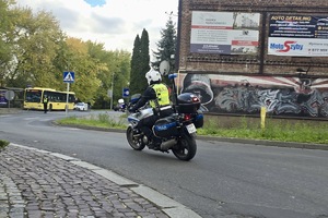 zdjęcie przedstawia policjantów na trasie biegu