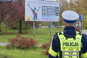 zdjęcie przedstawia policjantów na trasie biegu
