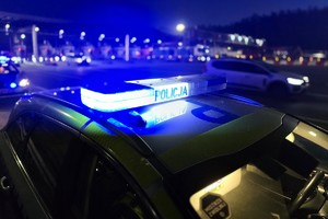 zdjęcie przedstawia radiowóz stojący na autostradzie.
