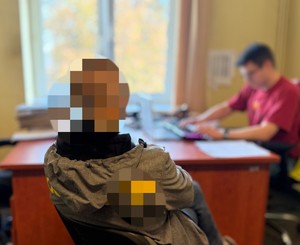 zdjęcie przedstawia zatrzymanego w trakcie przesłuchania