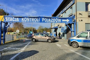 zdjęcie przedstawia policjantkę i diagnostę w trakcie sprawdzenia świateł pojazdu