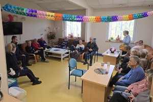 zdjęcie przedstawia policjantów w trakcie wizyty u seniorów