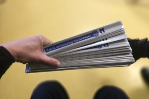 zdjęcie przedstawia policjantów w trakcie wizyty u seniorów