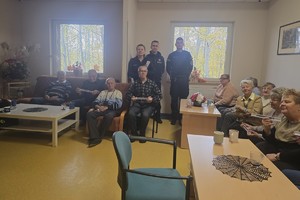 zdjęcie przedstawia policjantów w trakcie wizyty u seniorów