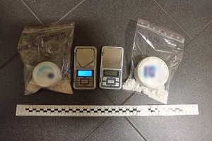 zdjęcie przedstawia ujawnione narkotyki i wagi jubilerskie