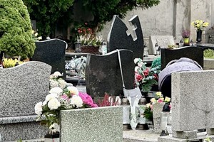 zdjęcie przedstawia torebkę damską leżącą bez opieki przy grobie