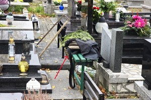 zdjęcie przedstawia torebkę damską leżącą bez opieki przy grobie