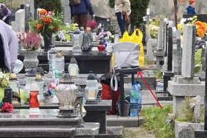 zdjęcie przedstawia torebkę damską leżącą bez opieki przy grobie