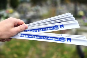 zdjęcie przedstawia torebkę damską leżącą bez opieki przy grobie