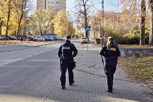 zdjęcie przedstawia patrol policjanta i strażniczki miejskiej