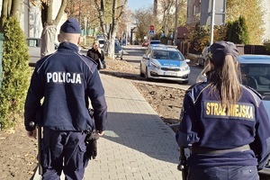 zdjęcie przedstawia patrol policjanta i strażniczki miejskiej