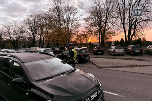 zdjęcie przedstawia policjantów w trakcie kontroli drogowej.