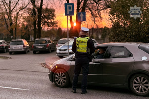 zdjęcie przedstawia policjantów w trakcie kontroli drogowej.
