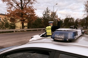 zdjęcie przedstawia policjantów w trakcie kontroli drogowej.