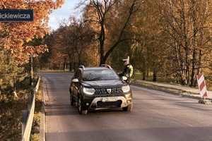 zdjęcie przedstawia policjantów w trakcie kontroli drogowej.