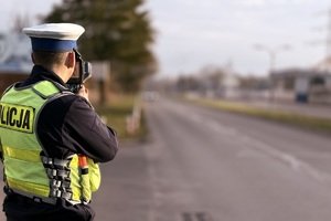 zdjęcie przedstawia policjantów w trakcie kontroli drogowej.