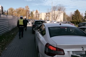 zdjęcie przedstawia policjantów w trakcie kontroli drogowej.